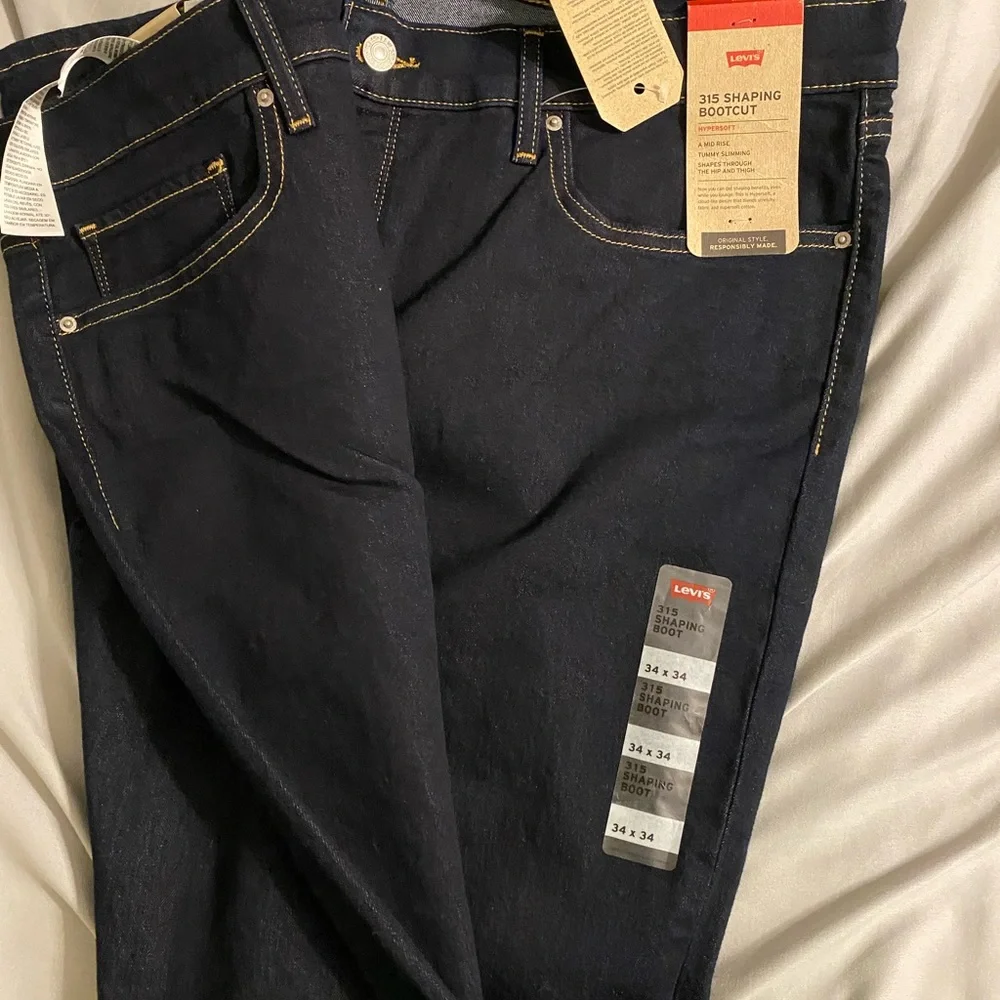 Levi’s - Picture 3 of 4